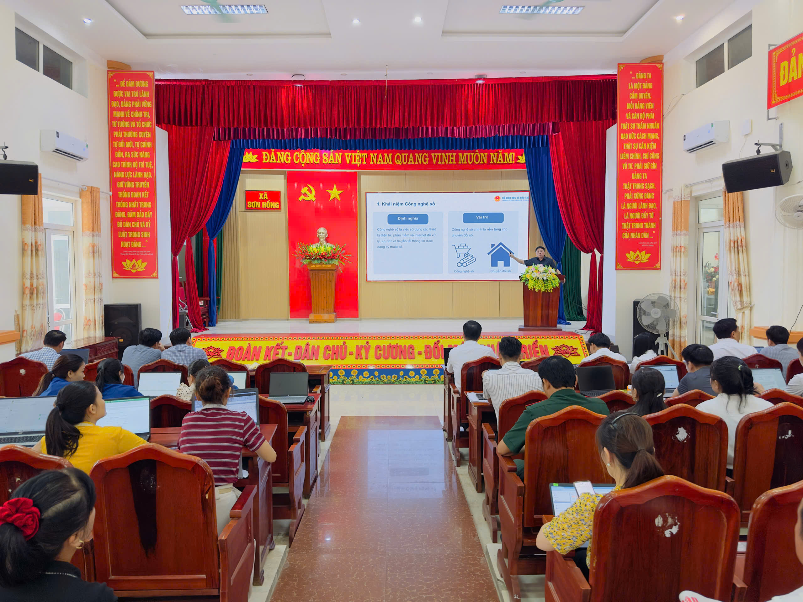 Nâng cao kỹ năng ứng dụng công nghệ thông tin và thúc đẩy chuyển đổi số