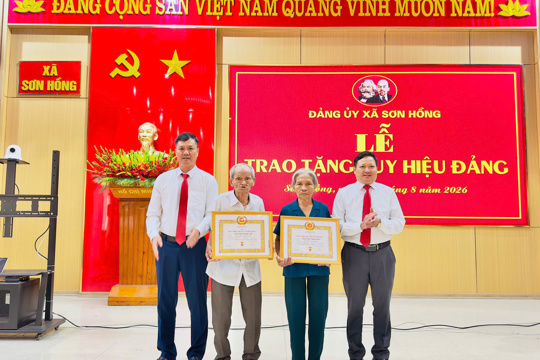 24 đảng viên xã biên giới Sơn Hồng vinh dự nhận Huy hiệu Đảng đợt 2/9/2026 