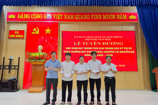 Xã Sơn Hồng tuyên dương học sinh đạt thành tích cao trong các kỳ thi