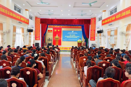 Nâng cao kiến thức, kỹ năng nuôi dạy con cho cán bộ, hội viên phụ nữ xã Sơn Hồng