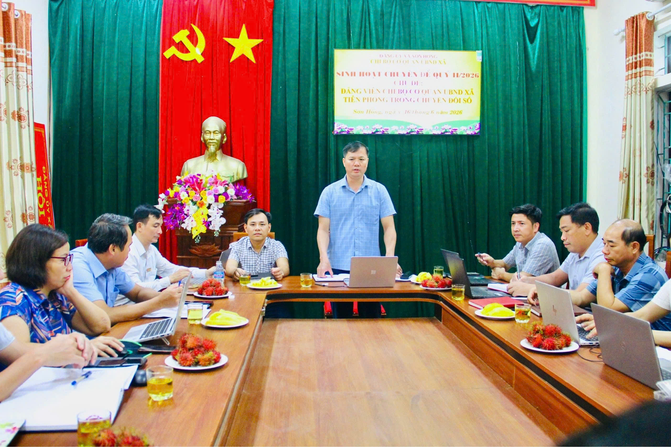 Đảng viên Chi bộ Cơ quan UBND xã Sơn Hồng tiên phong trong chuyển đổi số