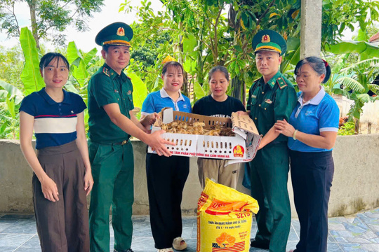 Trao mô hình sinh kế tiếp sức cùng phụ nữ khó khăn ở vùng biên giới Sơn Hồng