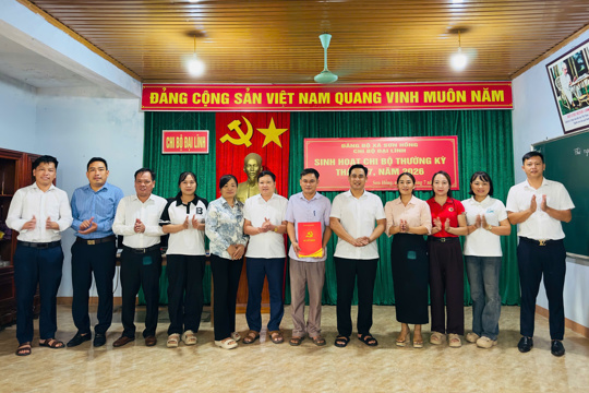 Bí thư Đảng uỷ, Chủ tịch HĐND xã dự sinh hoạt thường kỳ tại Chi bộ thôn Đại Lĩnh 