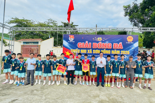 Đội bóng thôn Tây Hồng vô địch giải bóng đá nam thiếu nhi xã Sơn Hồng năm 2026 