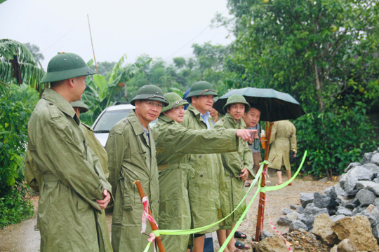 Phó Chủ tịch UBND tỉnh Hồ Huy Thành kiểm tra công tác phòng, chống lụt bão tại xã Sơn Hồng