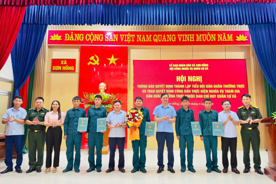 Công bố quyết định Tiểu đội dân quân thường trực xã Sơn Hồng