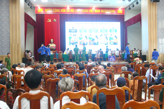 Chủ tịch UBND xã Sơn Hồng động viên các thân nhân liệt sĩ lấy mẫu ADN