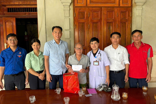 Trung tâm Y tế Hương Sơn khám bệnh, tặng quà tại nhà cho thương binh, bệnh binh nặng 