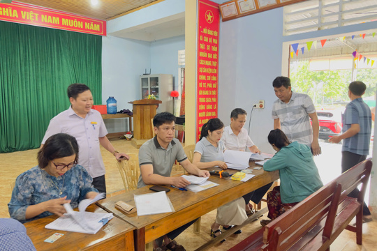 Xã Sơn Hồng chi trả tiền bồi thường, giải phóng mặt bằng xây dựng trường nội trú liên cấp