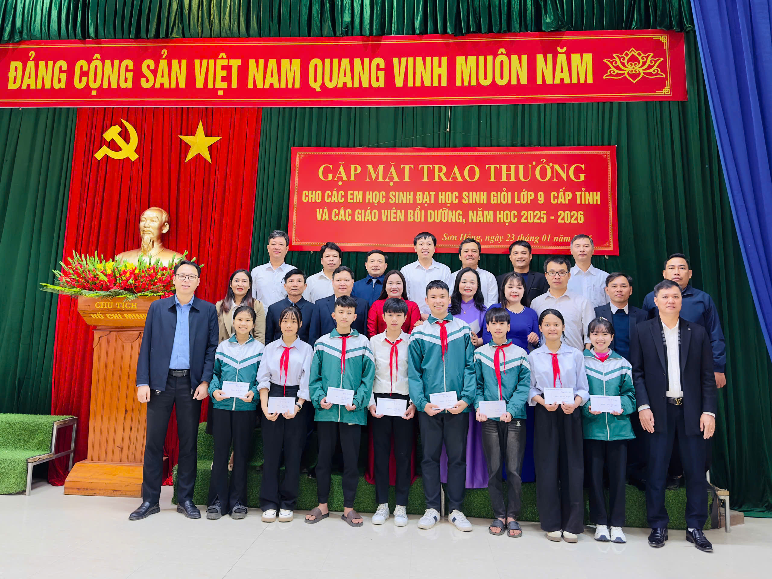 Xã Sơn Hồng gặp mặt trao thưởng giáo viên bồi dưỡng và học sinh giỏi cấp tỉnh năm học 2025 - 2026 