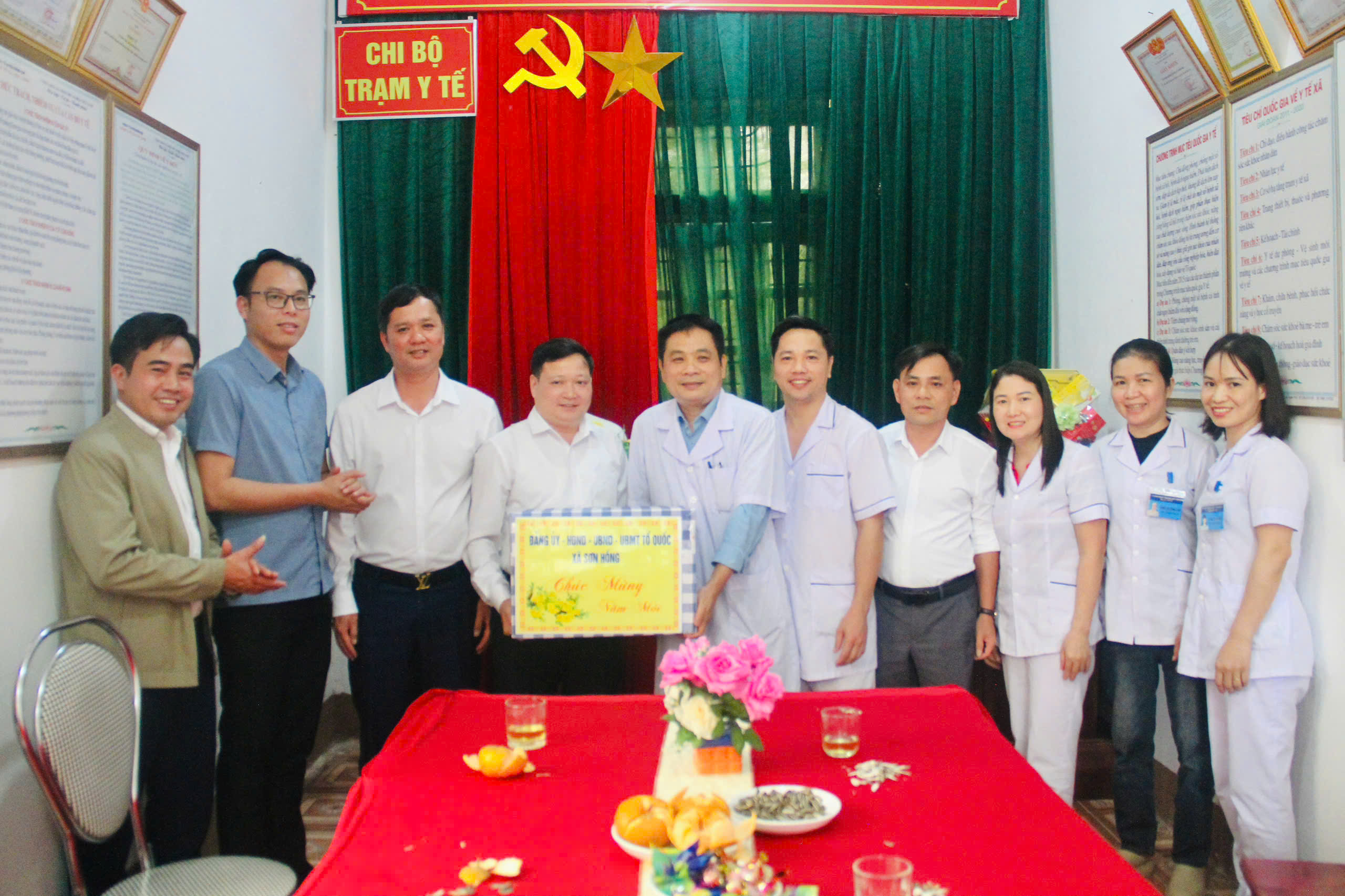 Lãnh đạo xã Sơn Hồng thăm chúc các đơn vị làm nhiệm vụ trực Tết Bính Ngọ 2026 