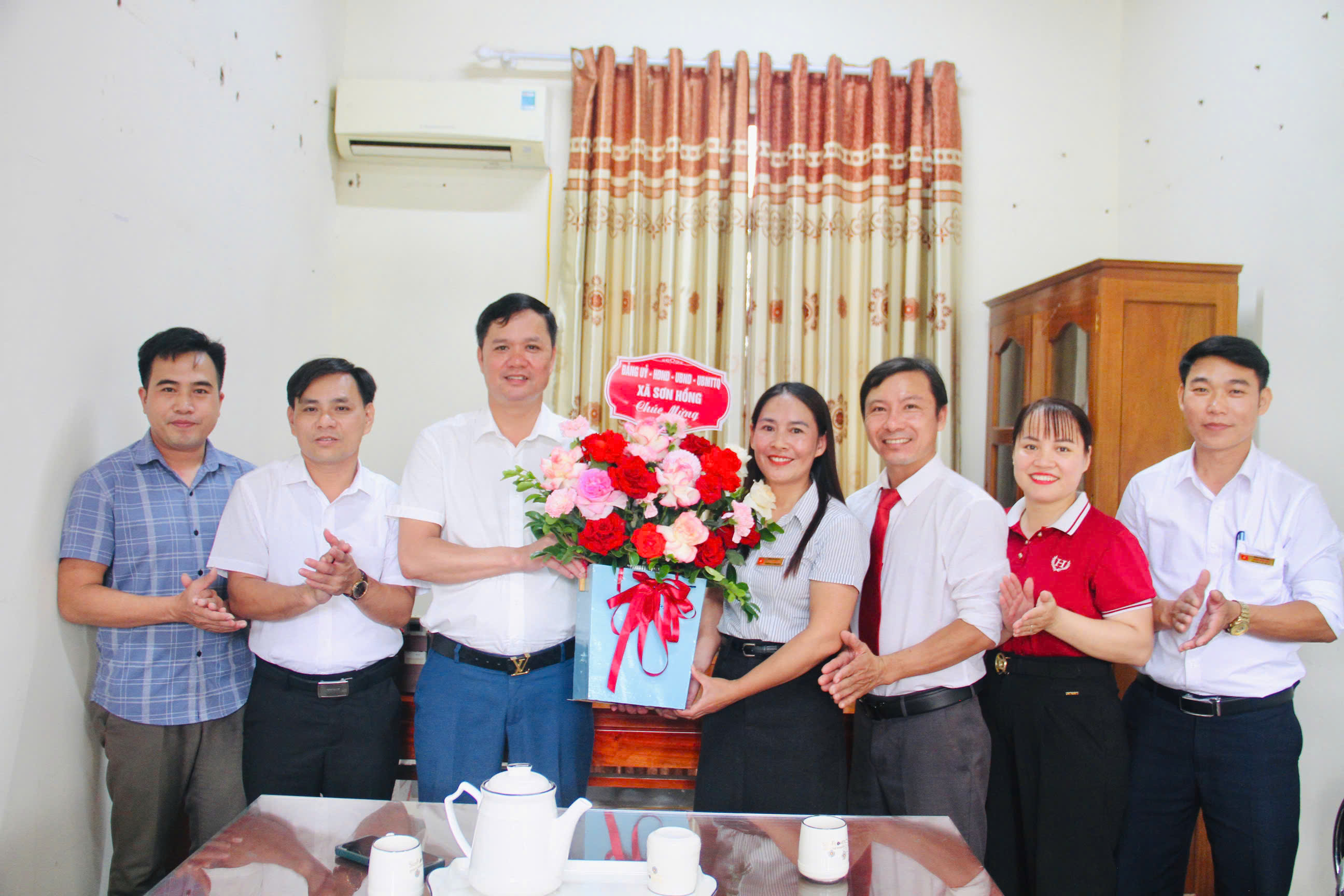 Lãnh đạo Thường trực Đảng ủy xã Sơn Hồng tặng hoa chúc mừng Ban Xây dựng Đảng 