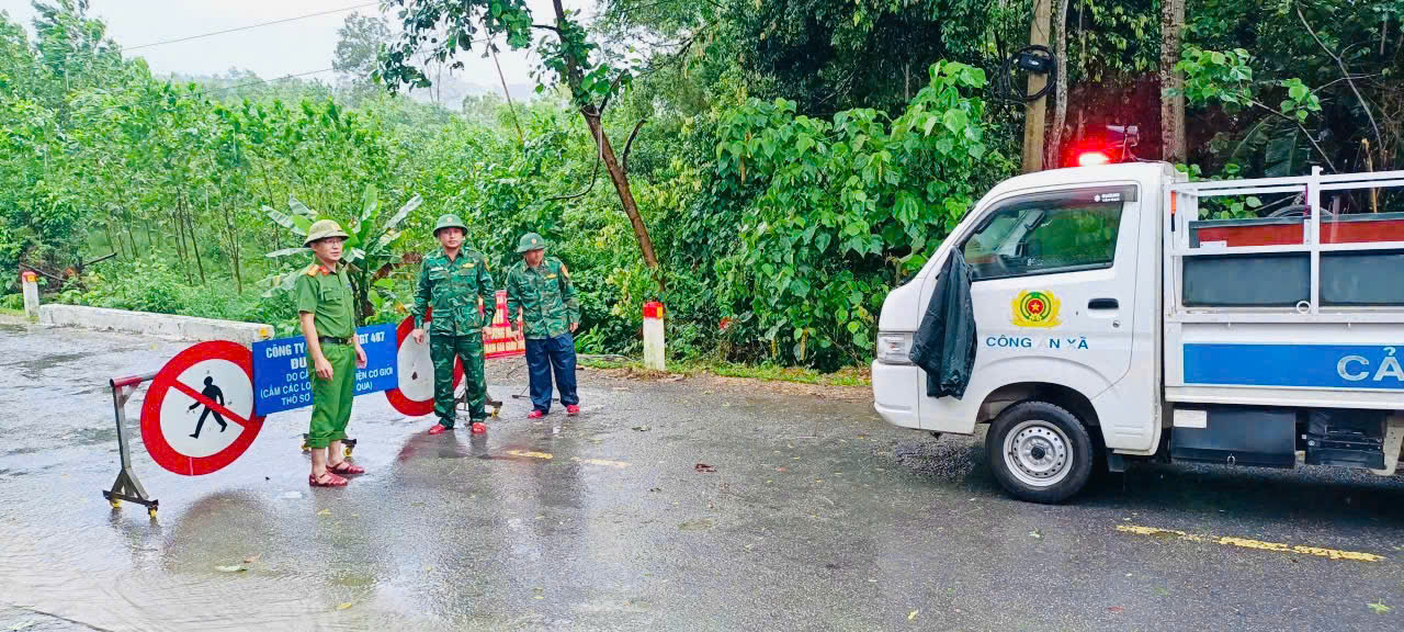 Cán bộ, chiến sĩ Đồn biên phòng và Công an xã Sơn Hồng tập trung cao độ phòng chống bão số 10 