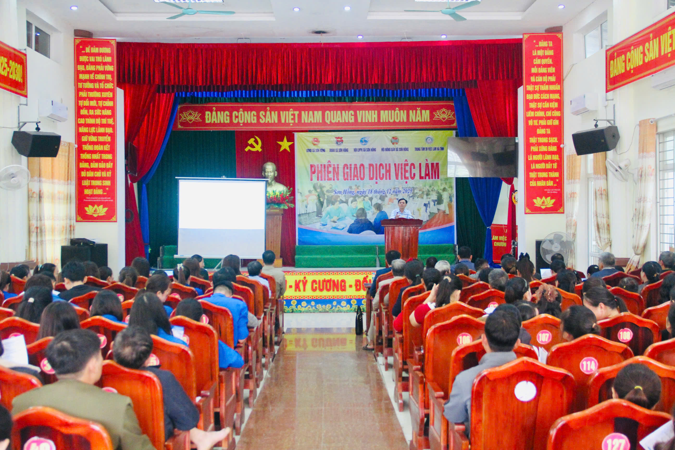 Phiên giao dịch việc làm tại xã Sơn Hồng - Cầu nối giữa doanh nghiệp và người lao động