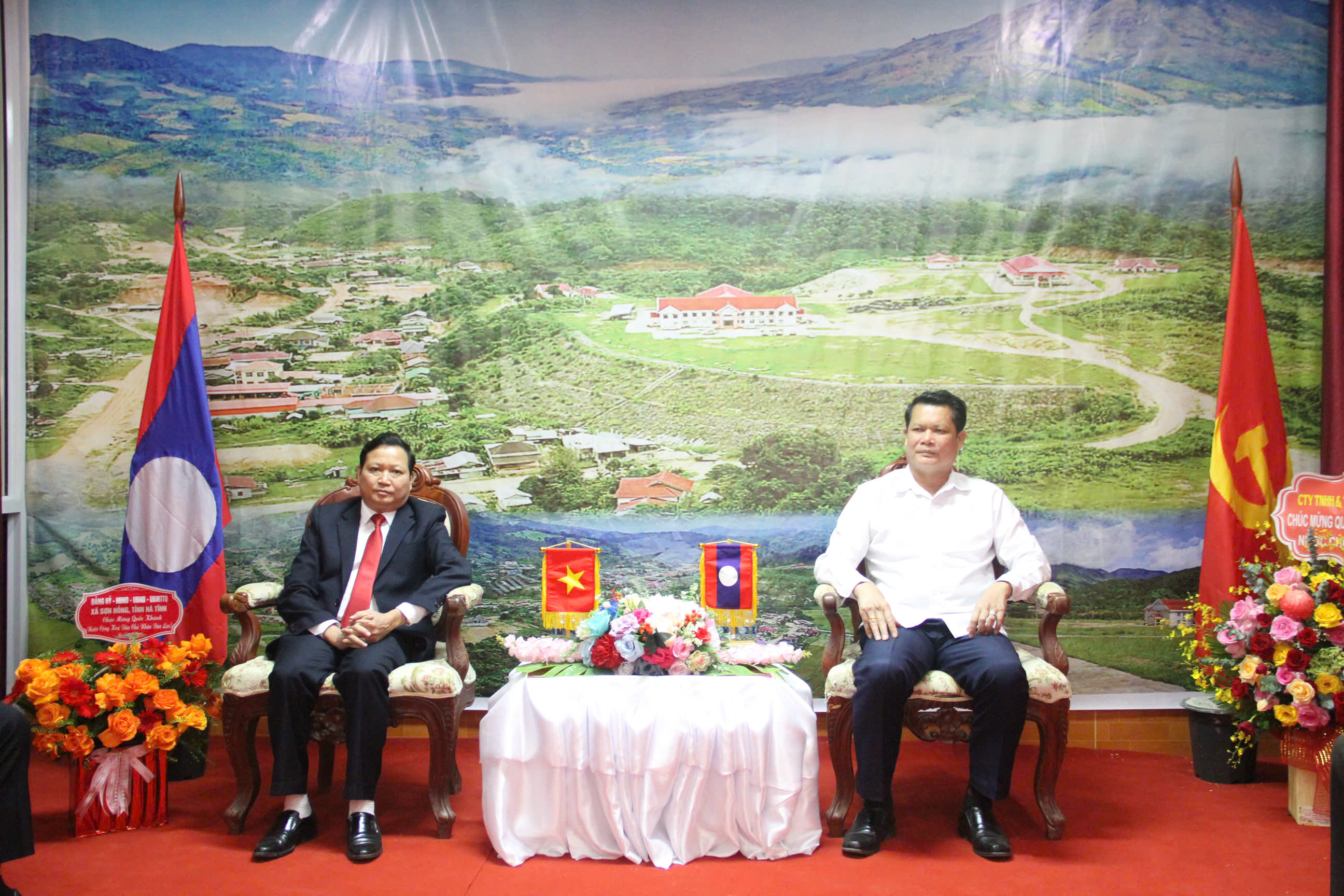 Lãnh đạo xã Sơn Hồng thăm chúc mừng cán bộ và Nhân dân huyện Xay Chăm Phon, tỉnh BôlyKhămxay, nhân kỷ niệm 50 năm Quốc khánh nước Cộng hòa dân chủ nhân dân Lào