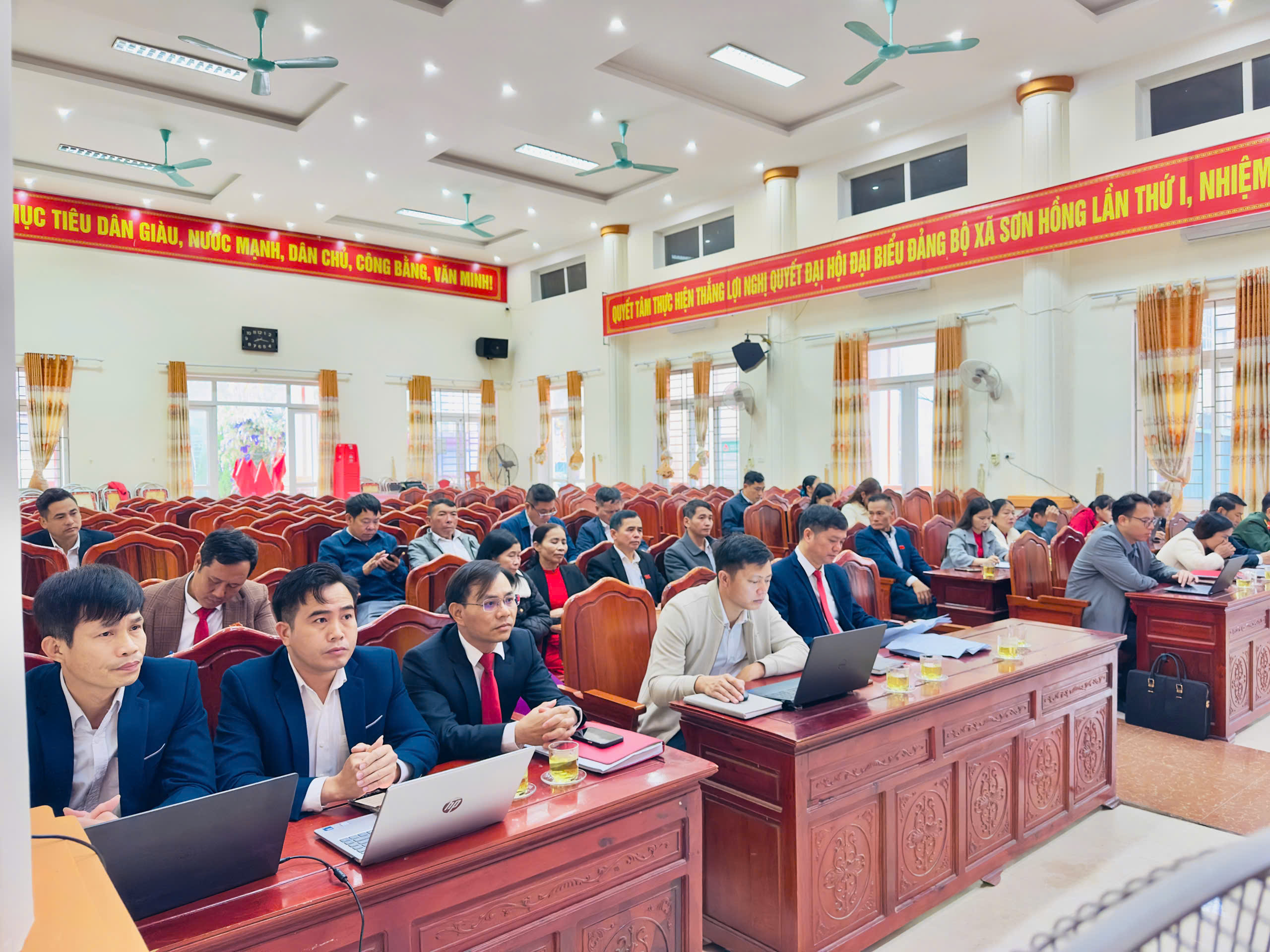 Kỳ họp chuyên đề HĐND xã Sơn Hồng 