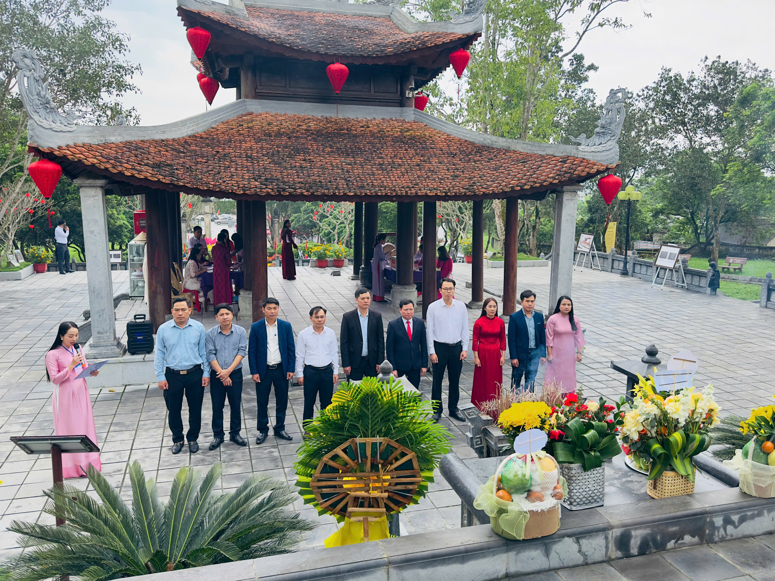 Lãnh đạo xã Sơn Hồng dâng hương tưởng niệm Đại danh y Hải Thượng Lãn Ông Lê Hữu Trác 